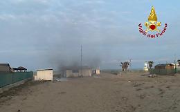 Sottomarina, in fiamme un chiosco sulla spiaggia