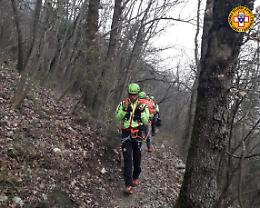 Cacciatore cade in un dirupo e si rompe una gamba nei boschi di Miane