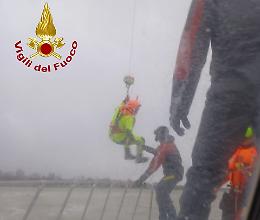 Venezia, raffiche di vento spingono una barca in secca: salvate tre persone