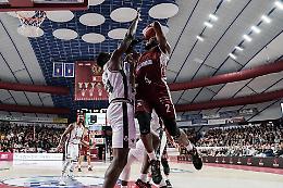 Basket batosta Venezia schiantata da Bologna: 68-83