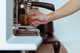 Il caffè “alla veneta”: quando l’espresso si beve in piedi… ma in silenzio