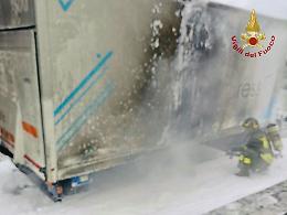 Padova, autocarro in fiamme. Intervento dei Vigili del fuoco