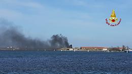 Incendio a Pellestrina: completamente distrutto un capanno adibito a ricovero attrezzi