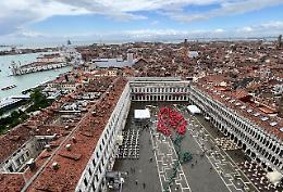 Venezia, un "Bòcolo" umano in Piazza San Marco per rinnovare la tradizione