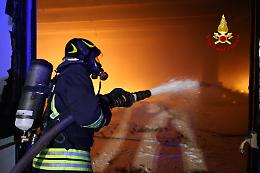 Giavera del Montello, devastante incendio alla Debby line: vigili del fuoco al lavoro tutta la notte