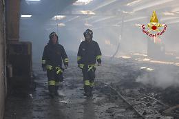 Incendio magazzino Debby line a Giavera del Montello: nessun pericolo per la salute