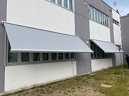 Installate le tende esterne alle scuole medie di Sant’Anna di Chioggia