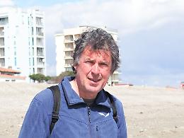 Vicenza, Graziani mette in mostra i biglietti che gettiamo via con le liste della spesa