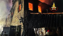 Santa Maria di Sala, incendio nella notte a Caltana: in fiamme un casolare in aperta campagna | VIDEO