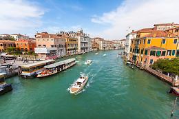 Venezia, taxi acqueo sperona una gondola sul Canal Grande: turisti in acqua