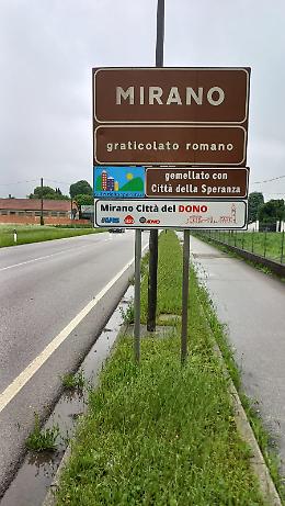 Presentato il cartello stradale “Mirano Città del dono”