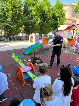 Ad Abano i piccoli alunni di due scuole a lezione con i carabinieri