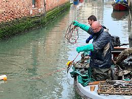 Ultima immersione della stagione per i Gondolieri sub: recuperate 1,2 tonnellate di rifiuti nei canali di Venezia