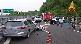 Si ferma per prestare soccorso: muore travolto da un autotreno