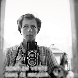 Vivian Maier, la fotografia come ricerca di sé: a Palazzo Sarcinelli “Shadows and Mirrors”