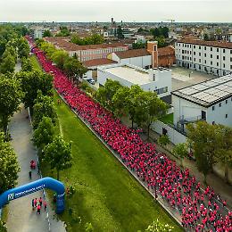 Treviso in rosa, un serpentone di 10mila donne invade il centro