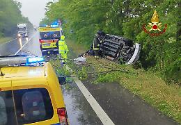 Sant'Anna di Chioggia: auto finisce fuoristrada e si rovescia