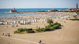 Vandali devastano le spiagge di Caorle, Zaia: "Atto vergognoso contro il turismo veneto"