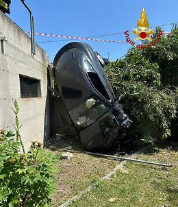 Incidente tra due auto a Camponogara, una finisce nel cortile di un'abitazione: feriti i due automobilisti