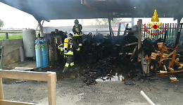 Portogruaro, cataste a fuoco all'esterno di un'azienda