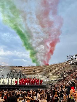 Le frecce tricolori aprono l'Arena opera festival 2023: i video