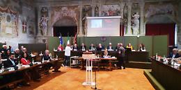 Treviso, al primo consiglio comunale &egrave; gi&agrave; polemica