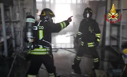 Fossalta di Portogruaro, in fiamme un capannone