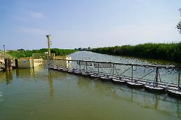 Portegrandi, inaugurato sul canale Vela un sistema per bloccare le plastiche