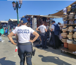 Venezia, nuovi controlli in Riva degli Schiavoni: sequestrati oltre 700 articoli