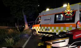 Verona: Auto si rovescia nella scarpata a Rosaro, conducente salvo