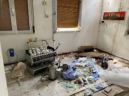 Sgomberata una palazzina occupata abusivamente: degrado e casi di scabbia a due passi dalla stazione