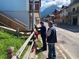 L'assessore Boraso in Cadore: tre rose sul luogo della morte di Mattia, papà e nonna