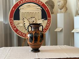 Venezia, recuperata un’anfora attica da parte dei carabinieri