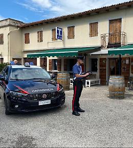Ruba nella notte sigarette e "gratta e vinci" a Paese, deferito un 27enne