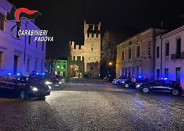 Este, ubriaco, insulta i carabinieri che effettuano controlli in un bar