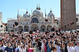 Turista eroico in piazza San Marco: sventa un furto e ferisce il ladro