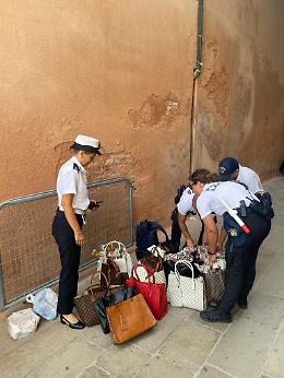 A Venezia obiettivo decoro: sequestrati borse, braccialetti, cinture e grembiulini