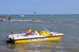 Bibione, ecco i primi pedalò accessibili a turisti con disabilità