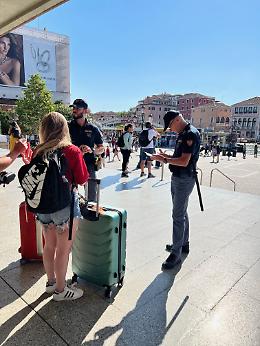 Borseggi a Venezia: Polizia al lavoro, arrestata una borseggiatrice in flagranza di reato, 2 le denunce