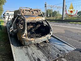 Venezia, auto in fiamme vicino al ponte della Libertà: nessun ferito
