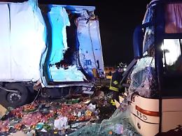 Schianto tra autobus e camion, A4 Venezia-Trieste nel caos