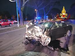 Incidente a Jesolo: auto finisce fuori strada, un ferito, irreperibile l'autista