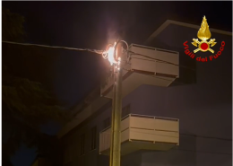 Padova, palo dell'illuminazione pubblica in fiamme in zona Guizza