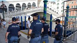 Due minorenni rubano 700 euro di vestiti a Venezia, fermate dai vigili e denunciate