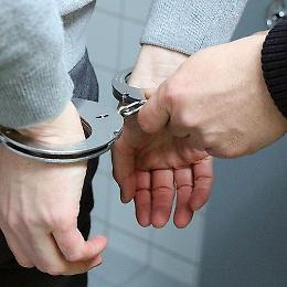 Minaccia la moglie con un coltello davanti ai figli, uomo arrestato a Verona