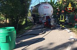 Autocisterna carica di stirene parzialmente fuori strada a Noale