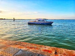 Ubriaco alla guida di un catamarano non si ferma all'alt della polizia di Venezia: sanzionato
