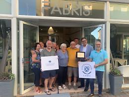 Da 40 anni in vacanza a Caorle, premio fedeltà per una turista
