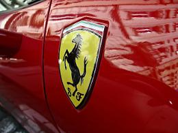 Sfilata di Ferrari a Verona, in palio un giro da passeggero