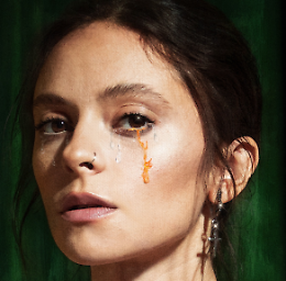 Sanremo 2025: Francesca Michielin sul red carpet con le stampelle, ma pronta a conquistare il palco